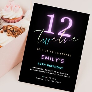 K&ouml;nnte beinhalten: Eine schwarze, rechteckige Geburtstagseinladungskarte mit der gro&szlig;en Zahl 12 im Neon-Stil und dem Wort twelve in Schreibschrift. Der Text lautet: Join us to celebrate Emily's 12th birthday, Saturday, August 25 at 6:30 PM, 123 Anywhere St Any City, ST 12345, RSVP to Jen, Phone: 123-456-7890.