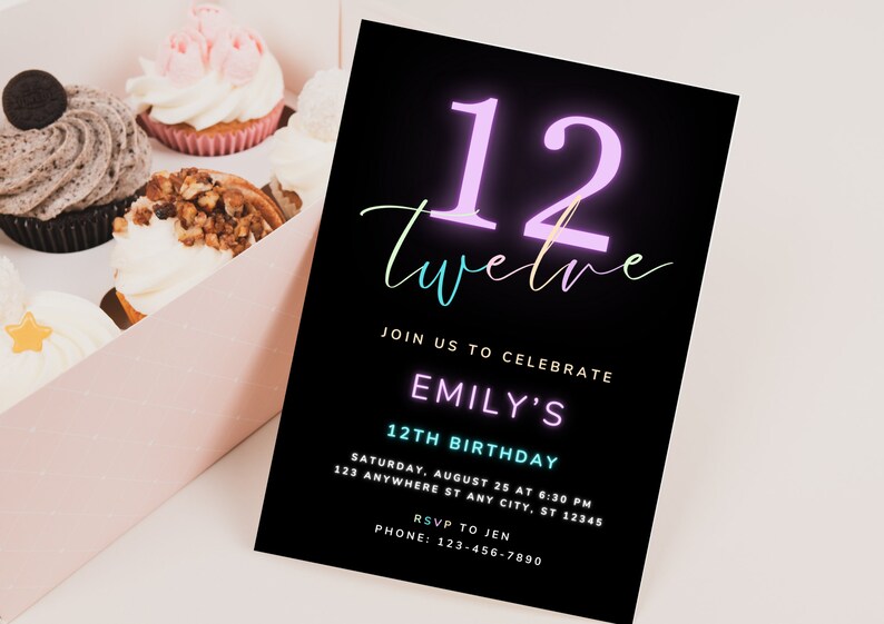 K&ouml;nnte beinhalten: Eine schwarze, rechteckige Geburtstagseinladungskarte mit der gro&szlig;en Zahl 12 im Neon-Stil und dem Wort twelve in Schreibschrift. Der Text lautet: Join us to celebrate Emily's 12th birthday, Saturday, August 25 at 6:30 PM, 123 Anywhere St Any City, ST 12345, RSVP to Jen, Phone: 123-456-7890.