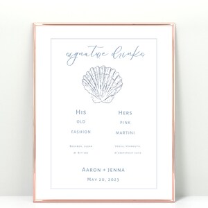 K&ouml;nnte beinhalten: Ein druckbares Hochzeitsschild mit einer Muschel-Illustration und dem Text "signature drinks". Das Schild listet die Lieblingsgetr&auml;nke der Braut und des Br&auml;utigams auf: "His Old Fashioned" und "Hers Pink Martini". Das Schild enth&auml;lt auch die Namen des Paares und das Hochzeitsdatum: "Aaron + Jenna May 20, 2023".