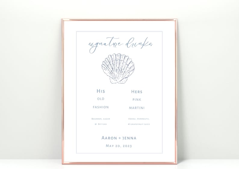 K&ouml;nnte beinhalten: Ein druckbares Hochzeitsschild mit einer Muschel-Illustration und dem Text "signature drinks". Das Schild listet die Lieblingsgetr&auml;nke der Braut und des Br&auml;utigams auf: "His Old Fashioned" und "Hers Pink Martini". Das Schild enth&auml;lt auch die Namen des Paares und das Hochzeitsdatum: "Aaron + Jenna May 20, 2023".
