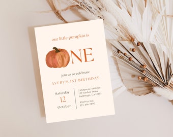 Può includere: Un biglietto d'invito per compleanno color crema con un'illustrazione di zucca arancione e il testo: our little pumpkin is ONE, join us to celebrate AVERY'S 1ST BIRTHDAY, Saturday 12 October, 2:00pm to 4:00pm, 123 Harbor Drive SanDiego, Ca 12345, RSVP to Jen 123-456 7890.