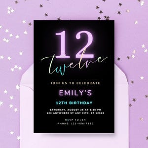 K&ouml;nnte beinhalten: Eine schwarze, rechteckige Geburtstagseinladungskarte mit der gro&szlig;en Zahl 12 im Neon-Stil und dem Wort twelve in Schreibschrift. Der Text lautet: JOIN US TO CELEBRATE EMILY'S 12TH BIRTHDAY, SATURDAY, AUGUST 25 AT 6:30 PM, 123 ANYWHERE ST ANY CITY, ST 12345, RSVP TO JEN PHONE: 123-456-7890.