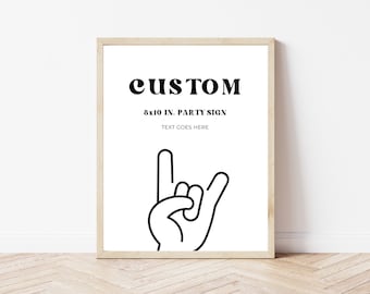 Könnte beinhalten: Ein schwarz-weißes, druckbares Partyschild im Format 20,3 x 25,4 cm mit dem Text "CUSTOM" in Fettdruck, gefolgt von "8x10 IN. PARTY SIGN" und "TEXT GOES HERE". Unter dem Text befindet sich eine schwarz-weiße Strichzeichnung einer Hand, die die Geste "Rock on" macht.