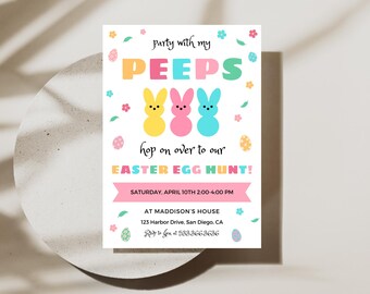 Puede incluir: Una invitación colorida a una búsqueda de huevos de Pascua con el texto "party with my PEEPS hop on over to our EASTER EGG HUNT!" La invitación incluye la fecha y la hora del evento, la ubicación y un número de teléfono para RSVP.