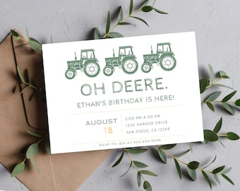 Könnte beinhalten: Eine weiße Einladung mit grünen Traktor-Illustrationen. Der Text lautet "Oh Deere. Ethan's Birthday is Here! August 18, 2:00 PM - 4:00 PM, 1234 Harbor Drive, San Diego, CA 12345, RSVP to Jen at 533 633.5656"