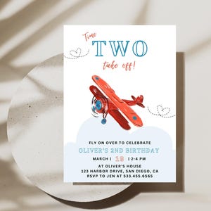 Puede incluir: Una invitación imprimible para el segundo cumpleaños de un niño. La invitación presenta un avión rojo con detalles azules volando por el aire con una nube blanca debajo. El texto de la invitación dice "Time to Two take off!" e incluye detalles sobre la fiesta, incluida la fecha, la hora y la ubicación.