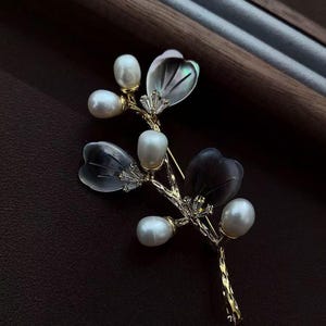 Exquisite Deep-Sea Gray Mother-of-Pearl Carved Flower Brooch – Luxurious High-End Accessory- Wedding Gift, Brooch for Women, Bride Gift