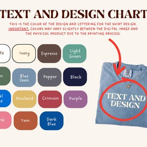 Op de afbeelding: Een kleurenkaart met opties voor T-shirtontwerpen, waaronder wit, ivoor, espresso, lichtgroen, mos, spijkerbroekblauw, peper, zwart, koningsblauw, mosterd, karmozijn, paars, roze, yam en donkerblauw. Een lichtblauw T-shirt met "TEXT AND DESIGN".