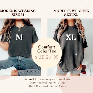 Op de afbeelding: Maattabel voor Comfort Color Tee shirts. De afbeelding toont twee modellen die verschillende maten van het shirt dragen. De tekst op het shirt is een grote witte letter, ofwel M of XL. De gids suggereert om een maat groter te nemen voor een oversized of hemdjurk look.