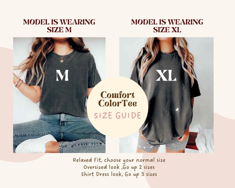 Op de afbeelding: Maattabel voor Comfort Color Tee shirts. De afbeelding toont twee modellen die verschillende maten van het shirt dragen. De tekst op het shirt is een grote witte letter, ofwel M of XL. De gids suggereert om een maat groter te nemen voor een oversized of hemdjurk look.