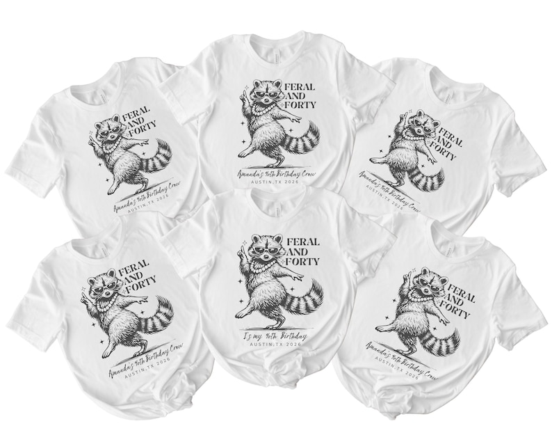Puede incluir: Camisetas blancas con un dise&ntilde;o de mapache y el texto "FERAL AND FORTY". El mapache lleva un collar de perlas y gafas de sol. El texto "Amanda's 40th Birthday Crew, Austin, TX 2024" tambi&eacute;n est&aacute; impreso.