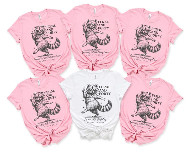 Puede incluir: Varias camisetas rosas y blancas con un dise&ntilde;o de mapache. El mapache lleva un collar de perlas y el texto "FERAL AND FORTY" est&aacute; encima. Debajo est&aacute; el texto "Amanda's 40th Birthday Crew, Austin TX 2026" o "It's my 40th Birthday, Austin TX 2026".