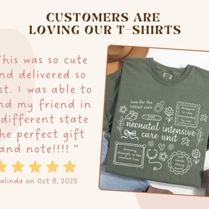 Op de afbeelding: Olijfgroen T-shirt met witte afbeeldingen en tekst over een neonatale intensive care unit. Het shirt bevat de zinnen "Love for the littlest souls" en "Growing strength in the smallest lives".