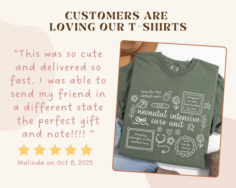 Op de afbeelding: Olijfgroen T-shirt met witte afbeeldingen en tekst over een neonatale intensive care unit. Het shirt bevat de zinnen "Love for the littlest souls" en "Growing strength in the smallest lives".