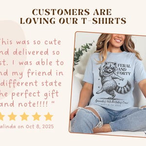 Puede incluir: Camiseta azul claro con un gr&aacute;fico de mapache y el texto "FERAL AND FORTY". La camiseta tambi&eacute;n incluye el texto "Amanda's 40th Birthday Crew, Austin, TX 2025". La imagen incluye comentarios de clientes.