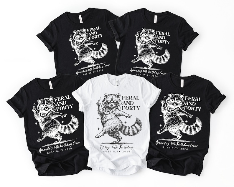 Puede incluir: Un conjunto de camisetas negras y blancas con un dise&ntilde;o de mapache. El mapache lleva gafas y un collar de perlas, con el texto "FERAL AND FORTY". Tambi&eacute;n se incluye el texto "Amanda's 40th Birthday Crew, Austin TX 2026".