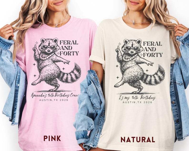 Puede incluir: Dos camisetas, una rosa y otra natural, con un gr&aacute;fico de mapache con gafas de sol y un collar de perlas. El texto en las camisetas dice "FERAL AND FORTY". La camiseta rosa dice "Amanda's 40th Birthday Crew, Austin, TX 2026". La camiseta natural dice "It's my 40th Birthday, Austin, TX 2026".