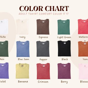 Op de afbeelding: Kleurenkaart van volwassen T-shirts in diverse kleuren. De kaart toont T-shirts in wit, ivoor, espresso, lichtgroen, watermeloen, mos, spijkerbroek, peper, zwart, yam, violet, banaan, karmozijn, bes en bloesem.
