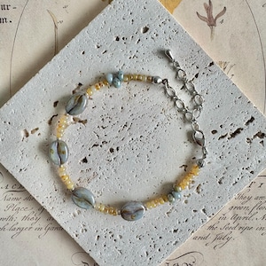 Blauwe koffieboonkralenarmband: Tsjechische glassieraden in vintage stijl