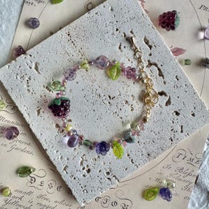 Pulsera de frambuesa estilo cottagecore • Pulsera con cuentas moradas y detalles de hojas • Joyería frutal • Pulsera frutal • Pulsera adorable inspirada en la naturaleza