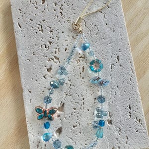 Blauer Schmetterling Handyanhänger: Handschlaufe aus Glasperlen