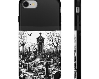 Puede incluir: Funda de teléfono en blanco y negro con una escena de cementerio. El diseño incluye lápidas, árboles desnudos, una luna llena y un arco gótico. La parte superior de la funda es negra.