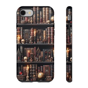 Könnte beinhalten: Eine schwarze Handyhülle mit einem Design eines Bücherregals, das mit alten Büchern, Kerzen und Schädeln gefüllt ist. Das Bücherregal hat drei Regalbretter und ist mit kunstvollen Details verziert.