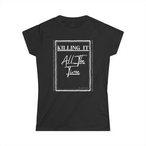 Puede incluir: Camiseta negra con el texto "KILLING IT All The Time" en un diseño enmarcado en blanco. La camiseta tiene mangas cortas y cuello redondo. El texto está en una fuente manuscrita.