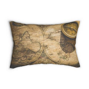 Carte vintage et coussin lombaire boussole, décoration aventure, décoration terreuse, cadeau globe-trotter, confort du canapé douillet, décoration envie de voyager