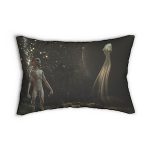 Op de afbeelding: Rechthoekig kussen met een digitale kunstscène van twee aliens in een donkere, sterrenhemel. Eén alien staat rechtop, terwijl de andere een lange, etherische figuur is. De achtergrond bevat een planeet en een boom.