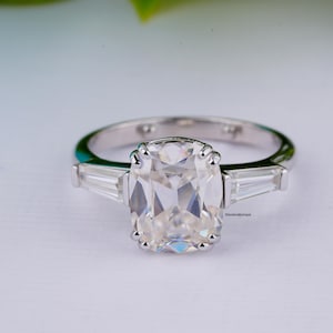 Gelbgold Drei-Stein-Ring / Kissen Old Mine Cut Ring / Einzigartiger Champagner Moissanite Ring / Ehering / Diamant-Verlobungsring / Geschenkring