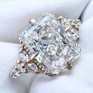 Anillo de compromiso con diamante radiante de 2,5 quilates, anillo de diamante de laboratorio, anillo de diamante radiante, anillo de compromiso radiante, anillo de compromiso radiante de oro amarillo