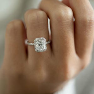 Anillo de diamantes radiantes alargados de 2,50 quilates, anillo de diamantes de 2,50 quilates, anillo de diamantes radiantes, anillo de compromiso radiante, anillo de compromiso radiante con halo