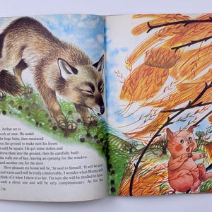 Może przedstawiać: Ilustracja z otwartej książki przedstawiająca lisa i świnię. Lis jest brązowy i brązowy, na zielonej trawie. Świnia jest r&oacute;żowa, patrząc na wiązkę siana. Tekst jest widoczny na lewej stronie.