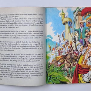 Może przedstawiać: Kolorowa ilustracja z książki dla dzieci. Mężczyzna w zbroi podnosi miecz, w tle tłum i konie. Scena rozgrywa się przed zamkiem, z wieloma szczeg&oacute;łami.