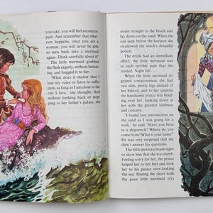 Może przedstawiać: Kolorowa ilustracja z książki dla dzieci. Kobieta w r&oacute;żowej sukience siedzi na skale, rozmawiając z mężczyzną w brązowym i złotym stroju. Na przeciwległej stronie widnieje księżniczka i książę.