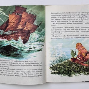 Może przedstawiać: Ilustracja z otwartej książki w stylu vintage. Lewa strona przedstawia statek płynący przez wzburzone wody pod burzliwym niebem. Prawa strona przedstawia syrenę i młodą osobę odpoczywającą na trawiastym brzegu.