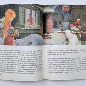 Może przedstawiać: Ilustracja z książki dla dzieci przedstawiająca zimową scenerię. Młoda dziewczyna stoi na śniegu, trzymając pudełko. Na przeciwległej stronie widoczny jest bałwan ze szczotką i szalikiem. Grafika ma styl vintage.