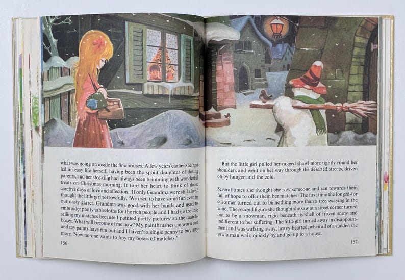 Może przedstawiać: Ilustracja z książki dla dzieci przedstawiająca zimową scenerię. Młoda dziewczyna stoi na śniegu, trzymając pudełko. Na przeciwległej stronie widoczny jest bałwan ze szczotką i szalikiem. Grafika ma styl vintage.
