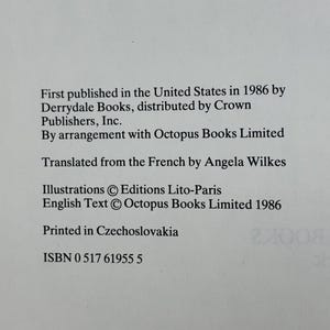 Może przedstawiać: Tekst z książki, zawierający informacje wydawnicze. Wskazuje, że książka została po raz pierwszy opublikowana w Stanach Zjednoczonych w 1986 roku przez Derrydale Books, dystrybuowaną przez Crown Publishers, Inc. Tekst wspomina r&oacute;wnież tłumaczenie z języka francuskiego.