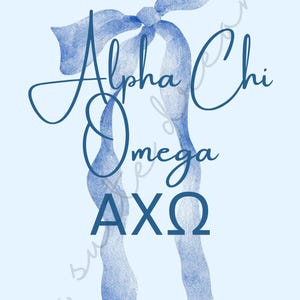Può includere: Illustrazione ad acquerello con un fiocco di nastro blu con il testo "Alpha Chi Omega" in corsivo. Sotto, le lettere greche AXΩ. Lo sfondo è azzurro.