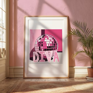 Diva Pink Disco Ball Wall Art, Y2K Estetyka, Beyonce, Gorący róż, Dziewczęcy wystrój pokoju retro, Modne dzieło sztuki dopaminy, Drukowana sztuka cyfrowa
