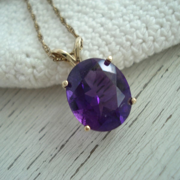 SALE Vintage 14K Gold Oval Amethyst Pendant Chain Necklace