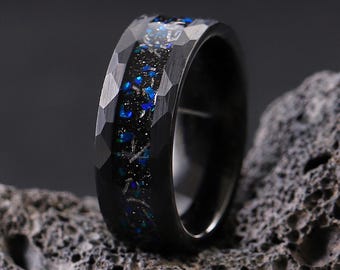 Meteoriet Galaxy Opal trouwring, zwarte wolfraamring, 8 mm-trouwring heren vrouw, zwarte gehamerde wolfraamband, authentieke meteorietring