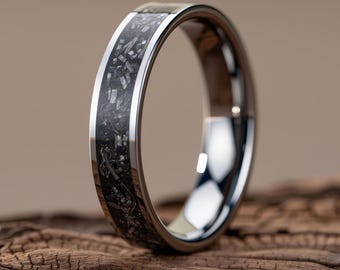 Bague en tungstène avec incrustation de météorite, alliance martelée, bague météorite noire, alliance pour homme, bague météorite, bague galaxie 6 mm