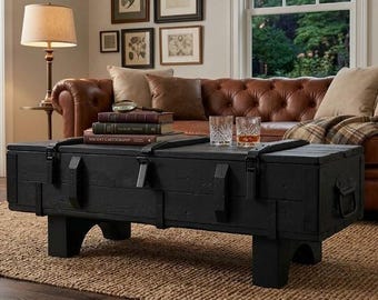 Mesa de centro feita a partir de um baú com espaço de armazenamento, em um elegante tom preto.