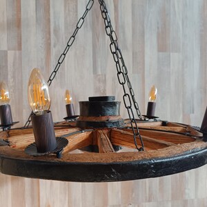 Kroonluchter met wagenwiel van authentiek 60 jaar oud wiel, rustieke plafondlamp met 5 lampjes, hanglamp Cart Wheel, armatuur met vijf lampen