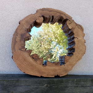 Rustikaler Wandspiegel, Live edge Spiegel aus natürlichem Hohlraumstumpf, Masive Holzspiegel