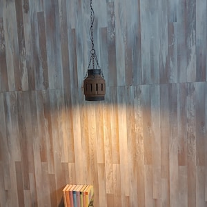 Drewniane lampy wiszące i łańcuchy z piastą koła wozu, rzadkie, zachowane w nienaruszonym stanie drewniane lampy sufitowe z piastą koła wozu