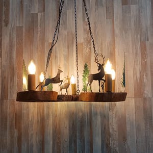 Żyrandol z drewnianymi plastrami i żywą krawędzią: rustykalna lampa wisząca o dzikiej przyrodzie